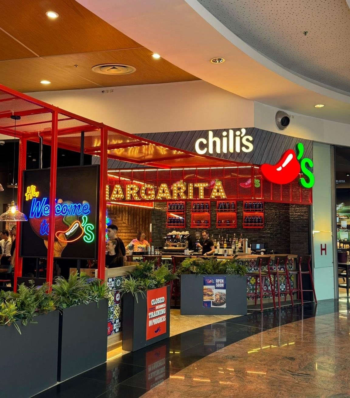 Chili’s restaurant in Băneasa, front and bar seen from the mall